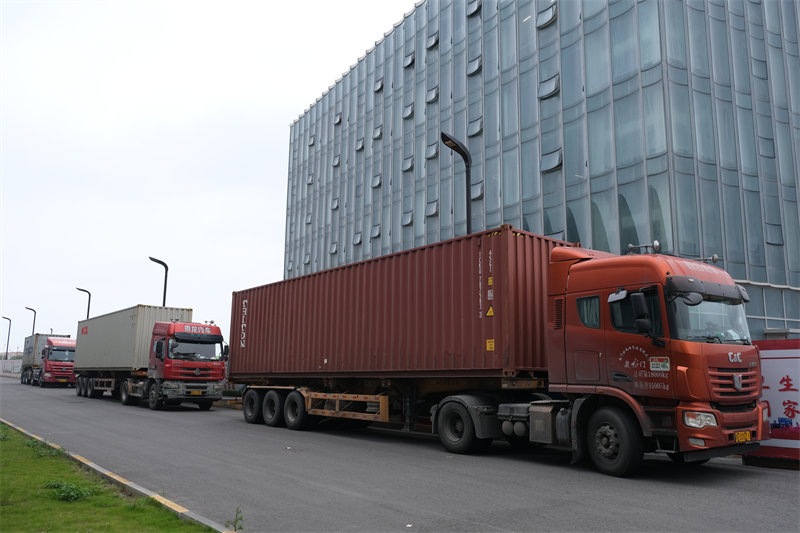 QGM кірпіш шығаратын машиналар Таяу Шығысқа жеткізілді, аймақтық құрылысқа көмектесіп, жаңа секіруге көмектесіңіз