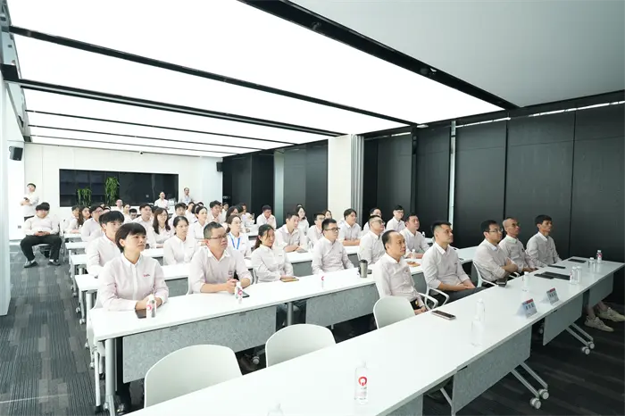 QGM: Әскери шеруді қарап, прогреске күш жинау