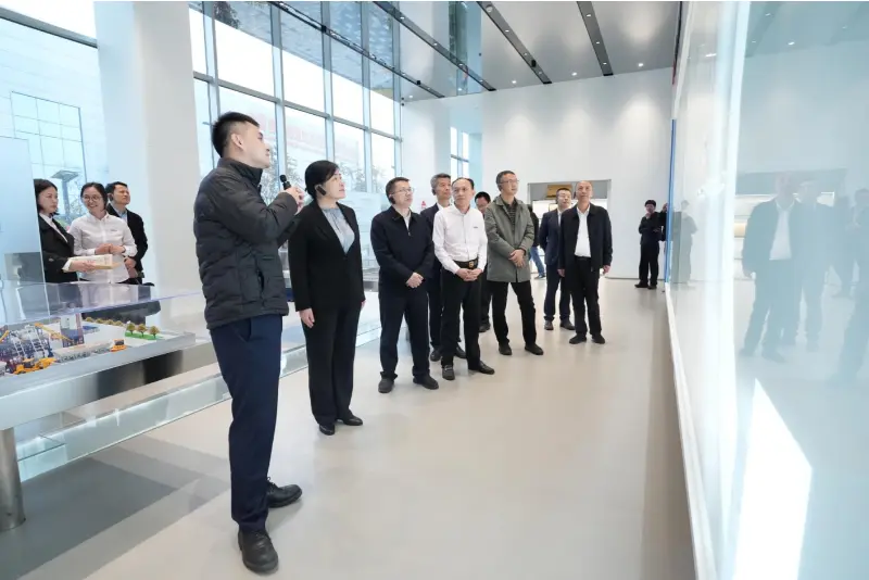 Ұлттық даму және реформалар комиссиясы (NDRC) жанындағы Жеке экономика бюросы бас директорының орынбасары Лю Мин мырза және оның делегациясы тексеру және зерттеу сапары үшін Quangong Machinery Co., Ltd. компаниясына барды.