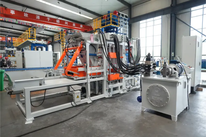 Quangong Machinery Co., Ltd. компаниясының QT6 толық автоматты кірпіш өндіру желісі қатты қалдықтардан жоғары кірісті кірпіш өндіруге мүмкіндік береді.