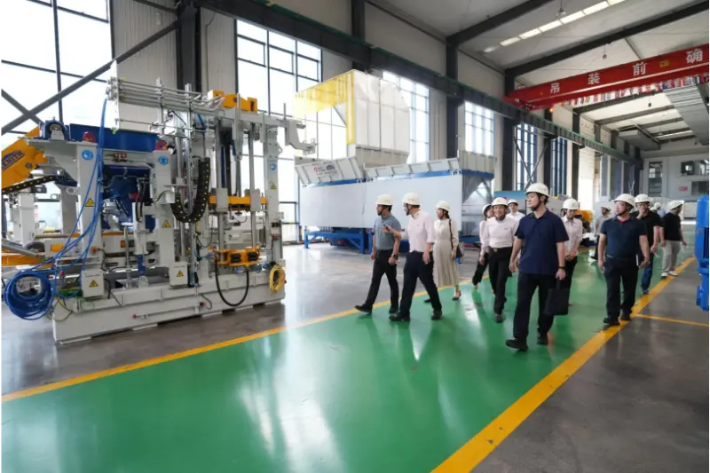 Фуцзянь провинциясының өнеркәсіп және ақпараттық технологиялар департаментінің лауазымды тұлғалары тексеру және нұсқаулық үшін Quangong Machinery Co., Ltd.