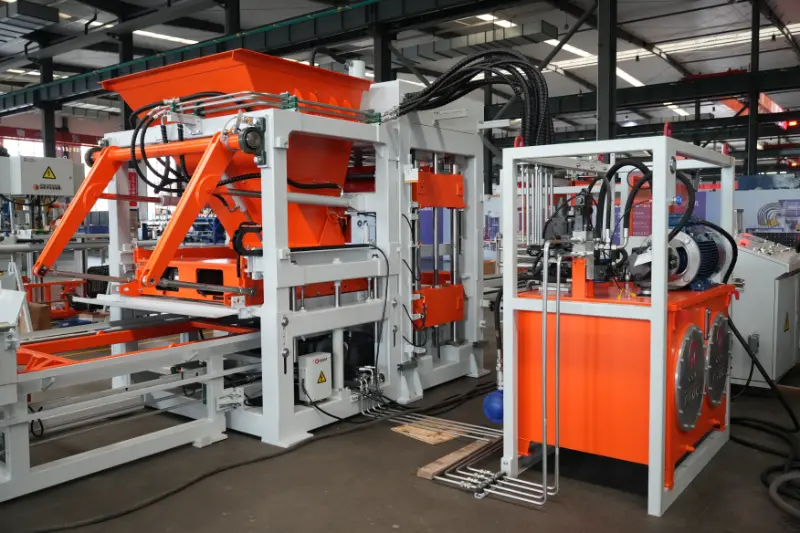 Ақылды және тиімді, сапа мен өнімділікті арттыратын: Quangong Machinery Co., Ltd. компаниясының жаңа QT10 кірпіш жасау өндірісі шашырауды тудырады